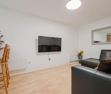 4 bedroom flat to rent - Photo 4