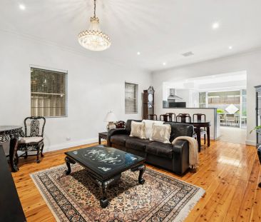 A Renovated 1950s Classic With Double Parking - Photo 5