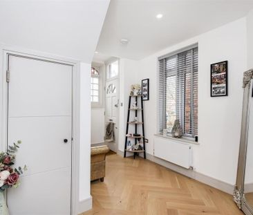 3 Bed Maisonette, Kerrison Road, W5 - Photo 2