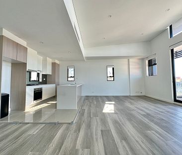 Newly Renovated four-bedroom Apartments, High ceiling with bright sunlight apartment for rent - Photo 1