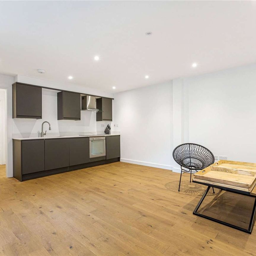 A lovely one bedroom flat in a unique development in Wimbledon. - Photo 1