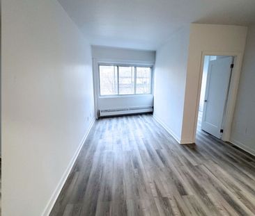 3.5 Available NOW – 175 Sherbrooke O - Photo 1