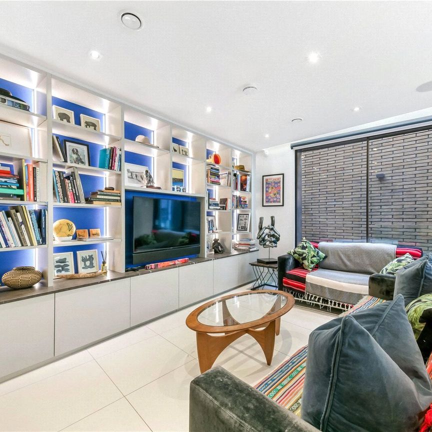 Modern mews 3 bedroom house with parking in prime Connaught Village - Photo 1