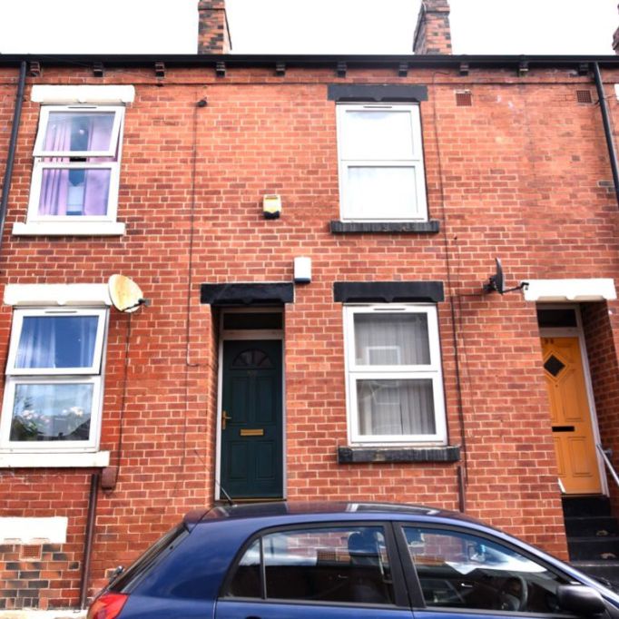 2 bedroom House in Burley Lodge Terrace, Leeds - Photo 1