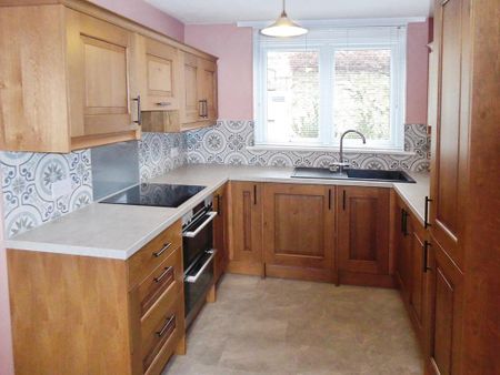 2 bedroom end of terrace house to rent - Photo 5