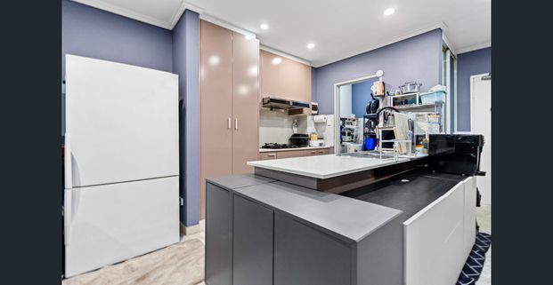 Ground Floor Full-Brick Apartment With Private Courtyard - Photo 1