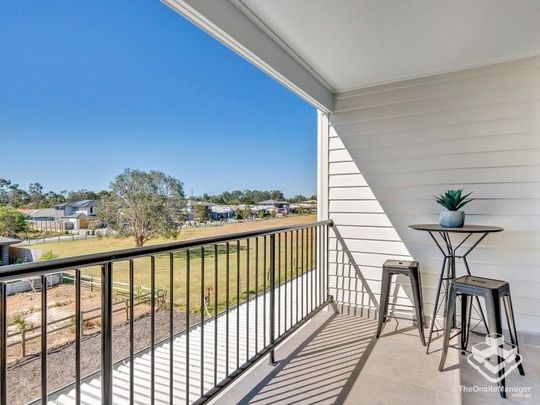 FOUR BEDROOM 2 BATHROOM TOWNHOUSE WITH SINGLE LOCK UP GARAGE & COVERED CARPORT - Photo 1