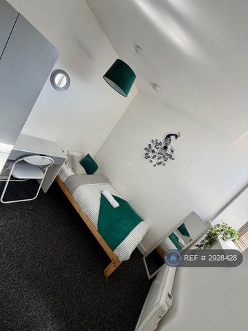 3 bedroom flat to rent - Photo 2