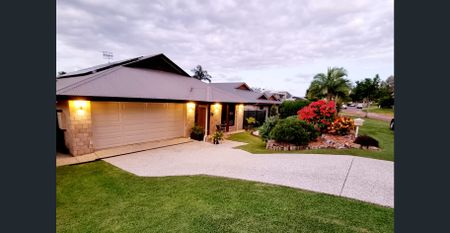 Leafy Family Home With Entertainer's Oasis! - Photo 4