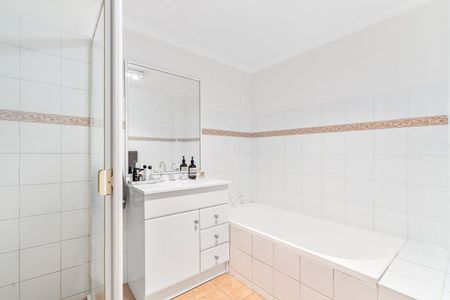 Two Bedroom Apartment in Ideal Locale - Photo 5