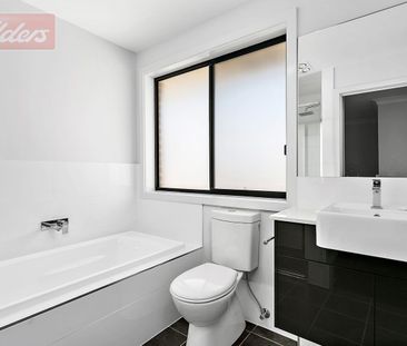 Quality Four Bedroom Duplex - Pet Friendly - Photo 6