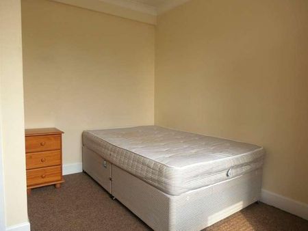 Bedroom Detached House In Winton, BH9 - Photo 4