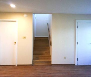 TWO BEDROOM PET FRIENDLY TOWNHOUSE - Photo 2