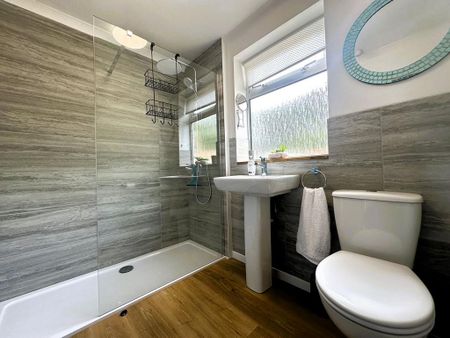 4 bedroom semi-detached house to rent - Photo 5