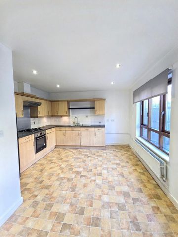 3 bedroom end of terrace house to rent - Photo 3