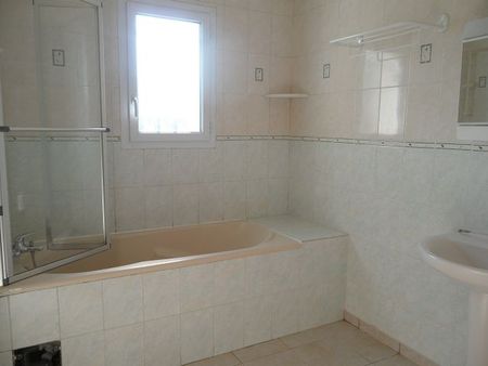 A LOUER - Maison de 2006 - 94.30m² avec jardin et garage - Photo 5