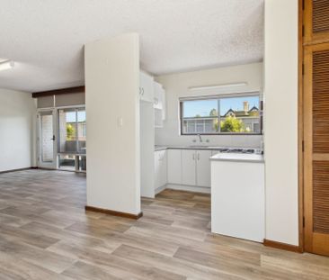 Secure two bedroom unit - Photo 2