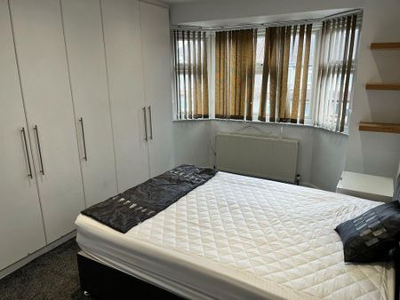 5 bedroom semi-detached house to rent - Photo 2