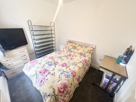 1 bedroom in a house share to rent - Photo 3