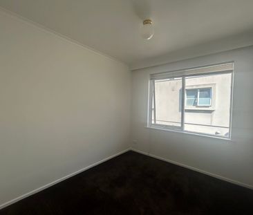Spacious Apartment in Heart of Carnegie - Photo 1