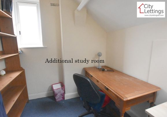 4 Bedroom Mid Terraced House - Photo 1