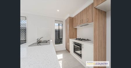 4A Niagara St is your next home! This beautiful, newly built house has everything you need! - Photo 2