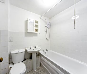 Fairbairn Close, CR8, Purley - Photo 3