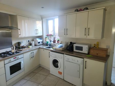 1 bedroom in a house share to rent - Photo 4