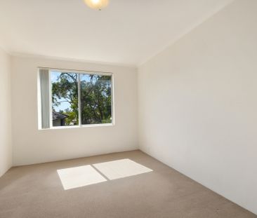 Bright and Spacious Apartment in the Heart of Newport - Photo 2