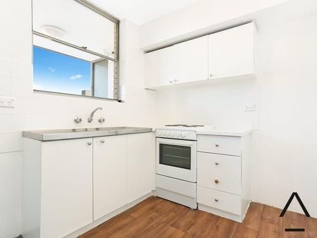 Bright Studio in Prime Location - Photo 3