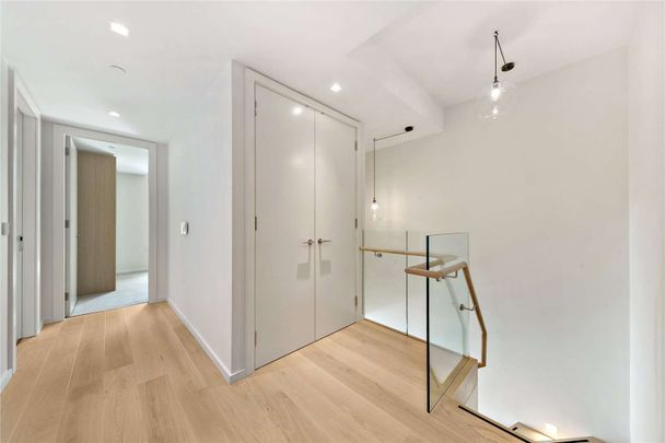 Immaculate two bedroom duplex apartment with a private terrace. - Photo 1