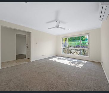 Spacious Family Home with Swimming Pool, Multiple Living Areas & Va... - Photo 2