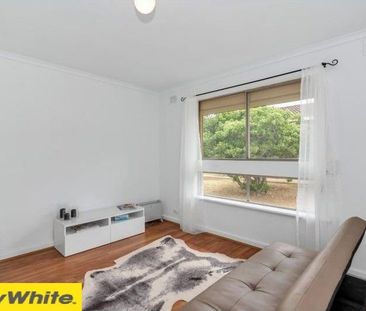 Beautifully Renovated Unit In Stunning Location - Photo 5