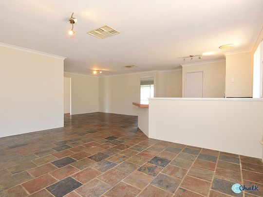 LARGE FAMILY HOME 5 MINUTES FROM THE BEACH! - Photo 1