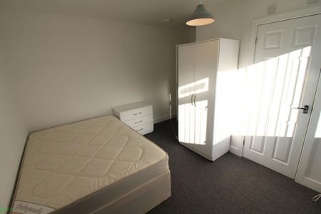 4 bedroom end of terrace house to rent - Photo 4