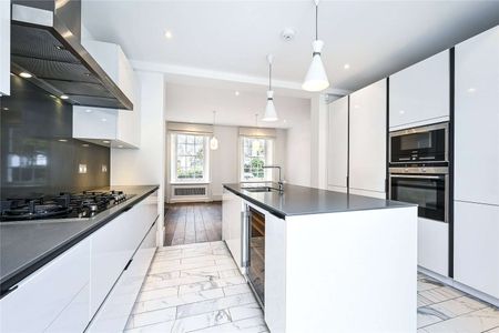 A Grade II listed late Georgian house situated centrally on the east side of Trevor Square, refurbished to a high standard throughout with generous entertaining space. - Photo 5