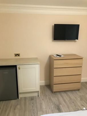 1 bedroom room to rent Large Ensuite Room - Wardown Crescent - Furnished - Bills Included - Photo 1