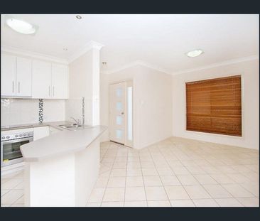 2/349 West Street, Harristown, Qld 4350 - Photo 3
