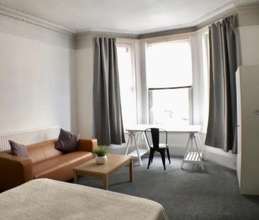 6 bedroom terraced house to rent - Photo 4