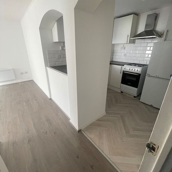 1 Bed Flat, Express Drive, IG3 - Photo 1