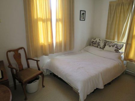 3 bedroom flat to rent - Photo 4