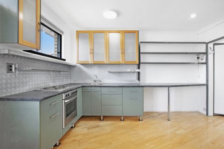 Sunny Drenched Apartment with Ocean and District views - Photo 4