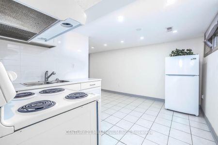 Condo Townhouse For Lease | W7301850 - Photo 4