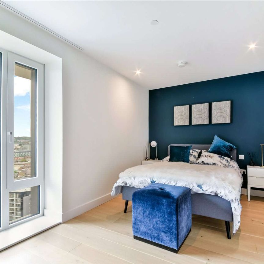 Savills are proud to present this luxurious, duplex penthouse apartment is in the stunning riverside development which boasts stylish and contemporary interiors with picturesque views. - Photo 1