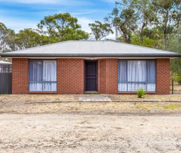 Lovely 2 Bedroom Home with Great Shedding - Photo 1