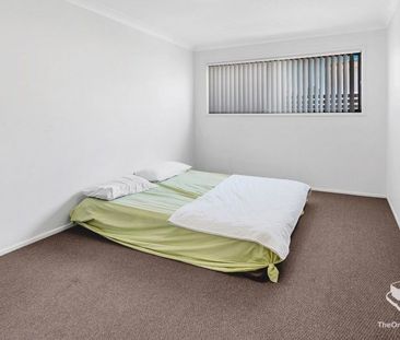 CONVENIENT SPACIOUS 3+1 BEDROOM TOWNHOUSE CLOSE TO PUBLIC TRANSPORT - Photo 3