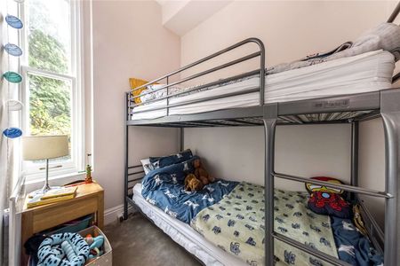 A delightful two bedroom ground floor flat with a large garden - Photo 3