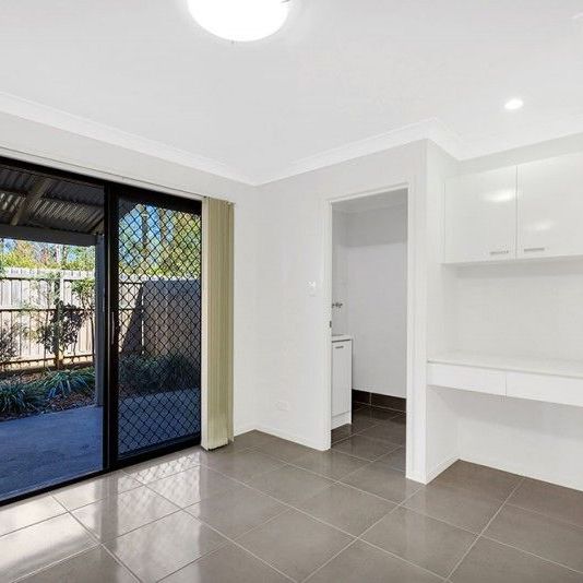 Break Lease - $490 until 15/02/25 SPACIOUS 3 BED UNIT IN LEAFY COMMUNITY CLOSE TO SHOPS AND SCHOOLS - Photo 1