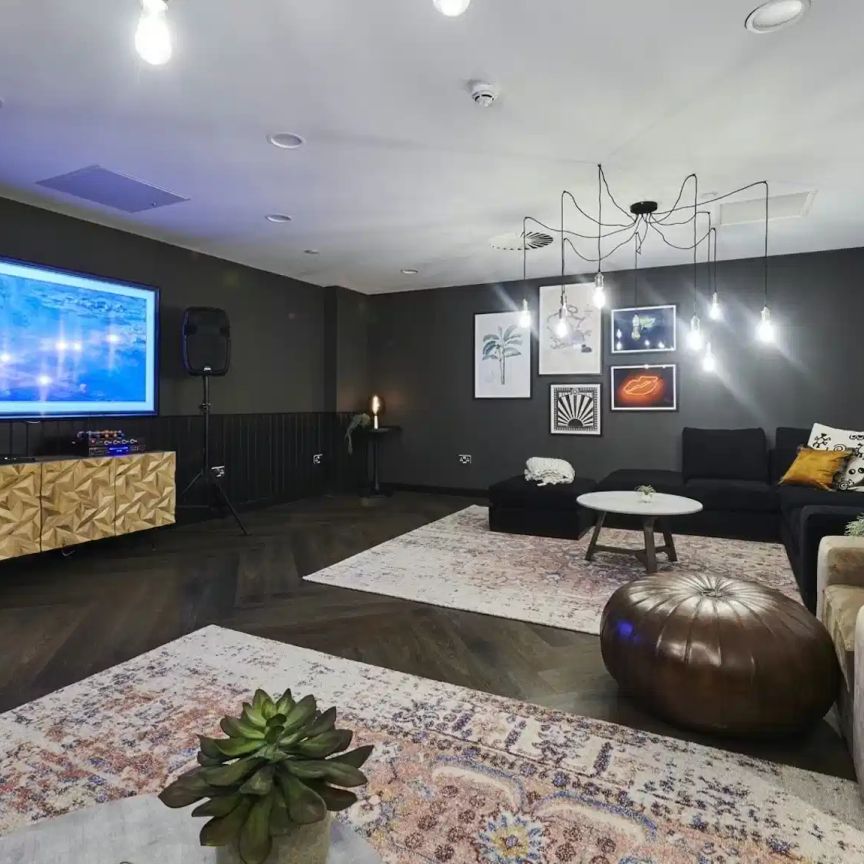 Studio Bronze - Photo 1