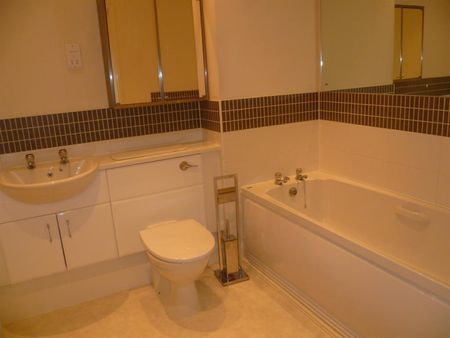 2 bedroom Flat To Let - Photo 4